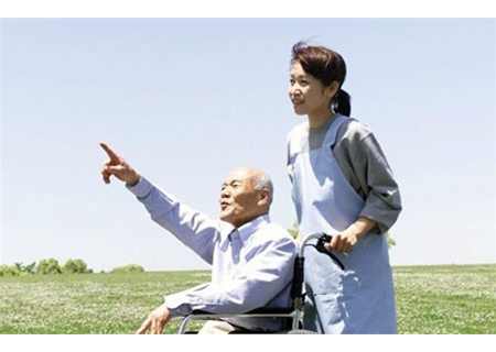 日本看护陪老人散步
