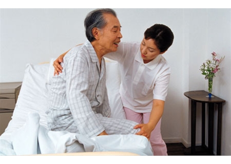 日本看护照顾老人
